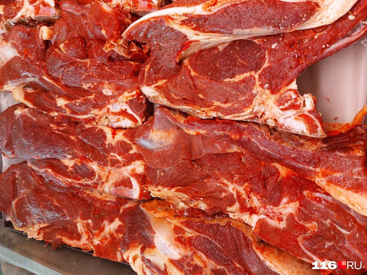 Мясо, которое продают на Московском рынке, выглядит свежим. Стоимость килограмма — 450 рублей