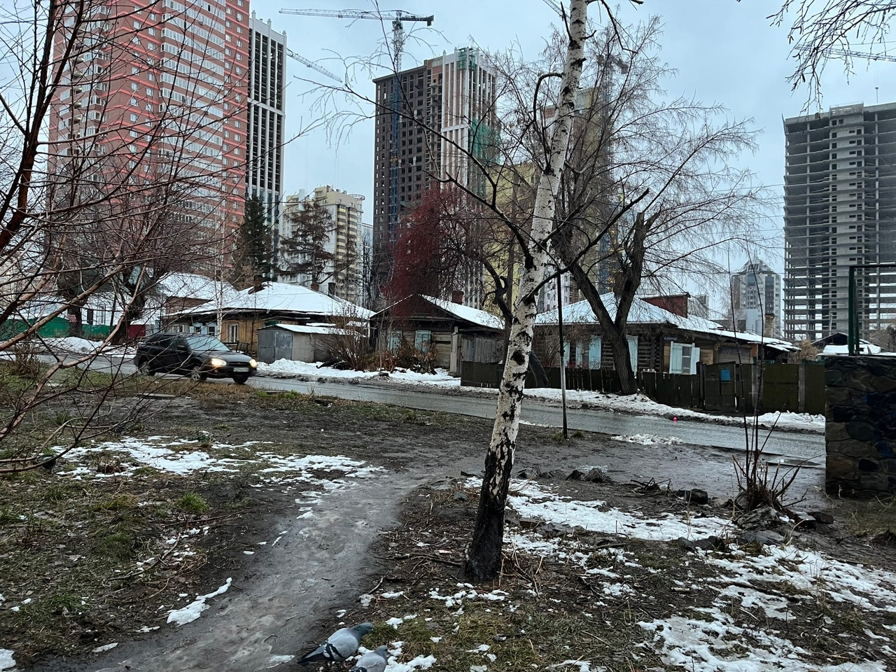 В некоторых местах было скользко, а не мокро В некоторых местах было скользко, а не мокро