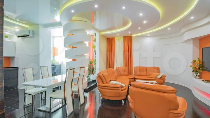 В Екатеринбурге продают дико дорогую квартиру с апельсиновой гостиной и умным унитазом