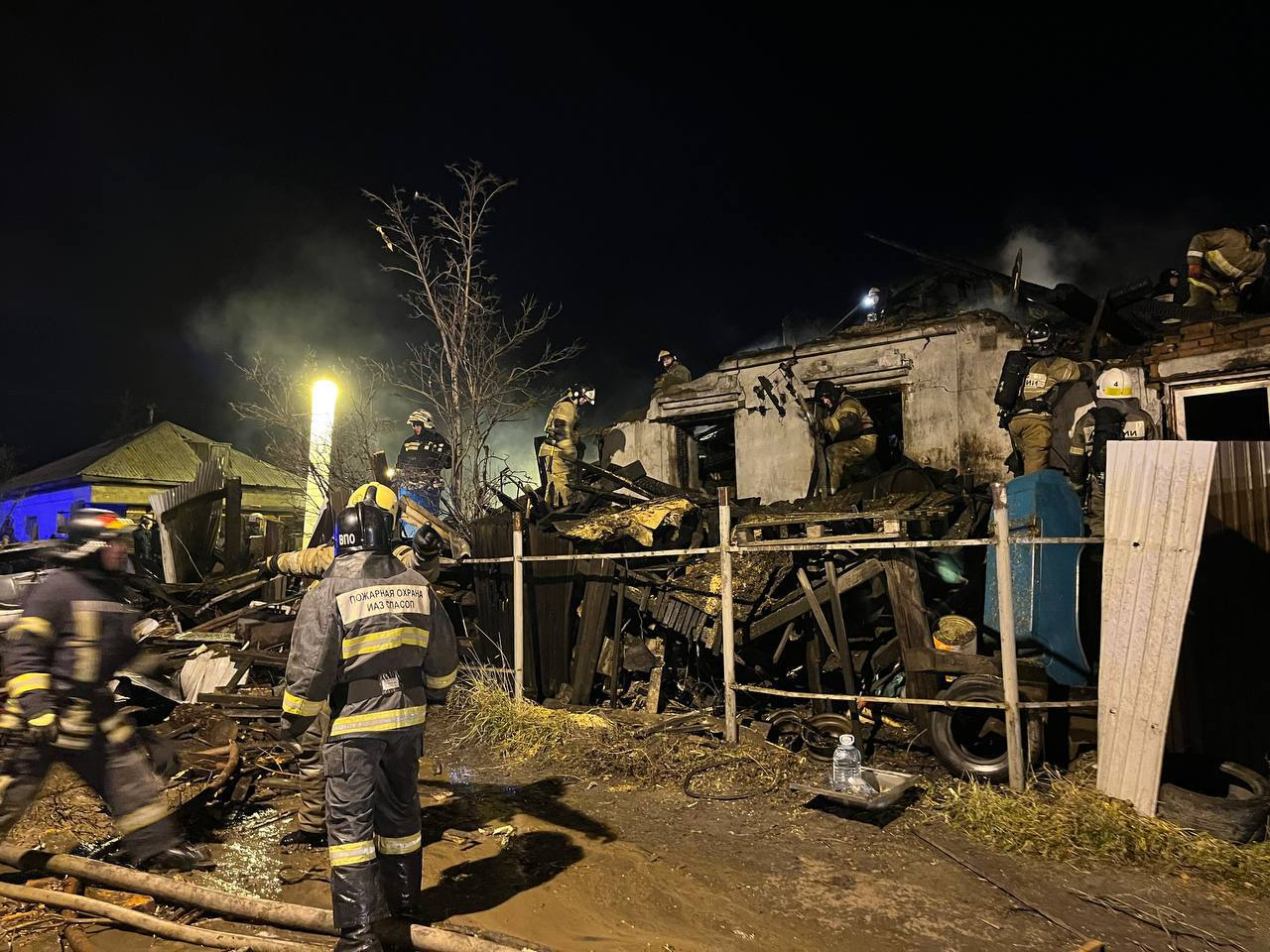 В доме, на который упал самолет в Иркутске, жило пять человек, но их не было дома — онлайн-трансляция