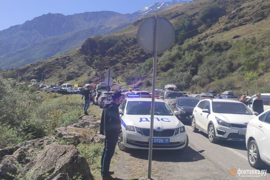Люди стоят в пробке по несколько дней, объехать по встречке предлагают за 50 тысяч рублей: что происходит на границе с Грузией