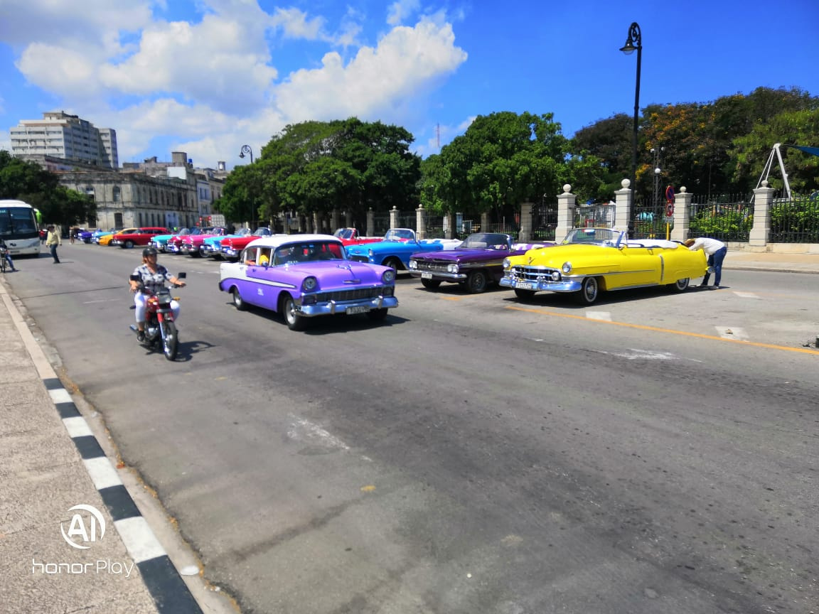 Яркие дороги в Гаване рядом с Храмом