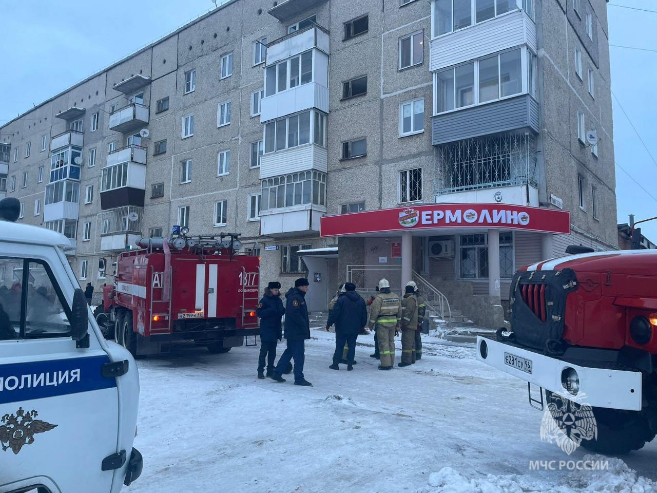 На Урале во время пожара в многоэтажке погибли три человека. Двое из них — дети