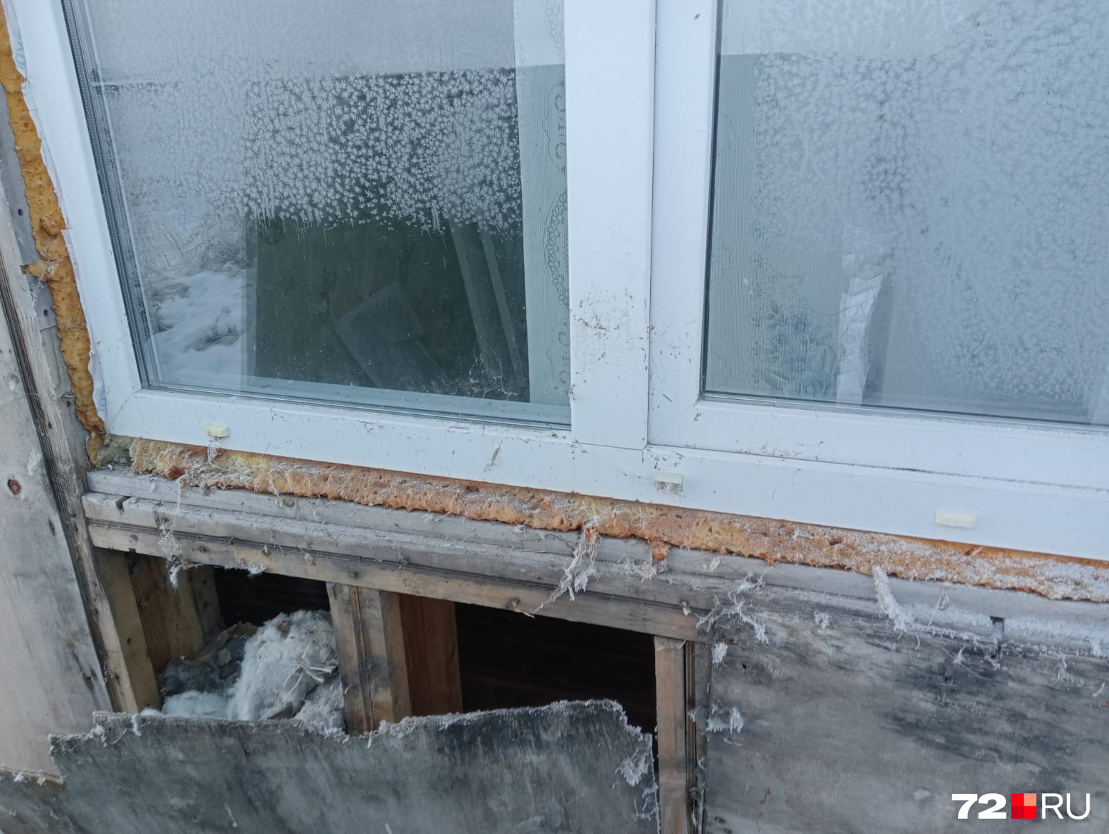 Семья установила пластиковые окна в надежде, что в доме будет теплее, но и это им не помогло