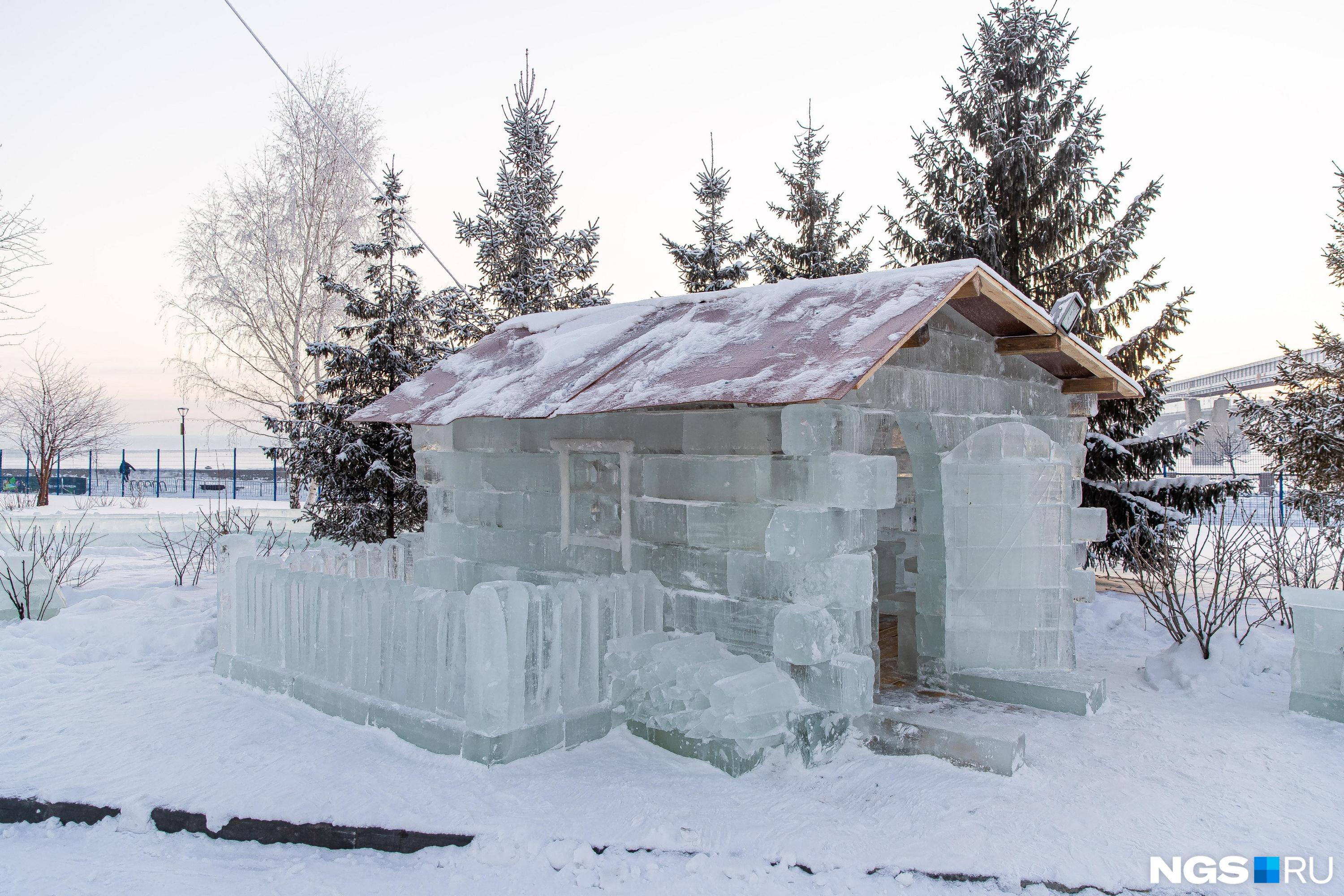 Таинственный домик изо льда