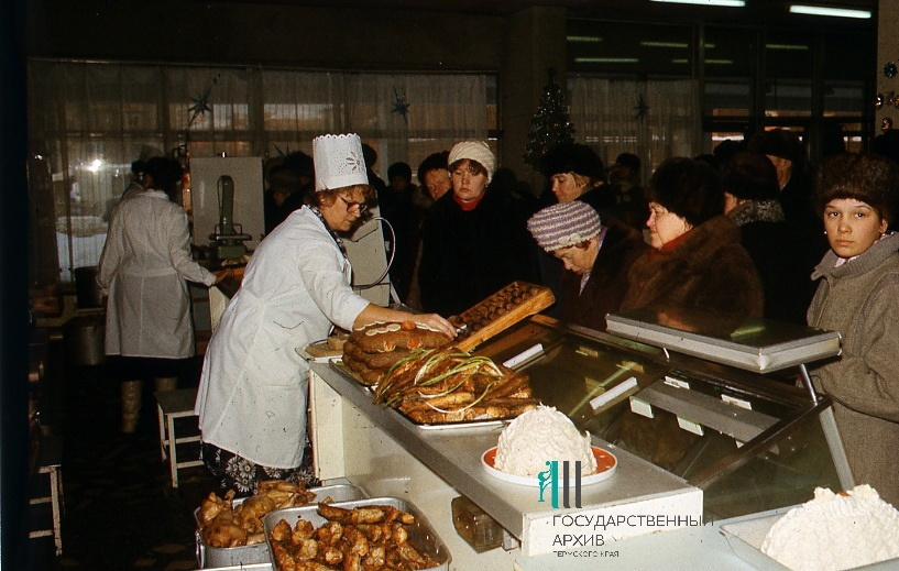 Продавцы «Универсама» были наследницами советских традиций и, по воспоминаниям Олега Чиркунова, редко улыбались покупателям (фото 1998 года)