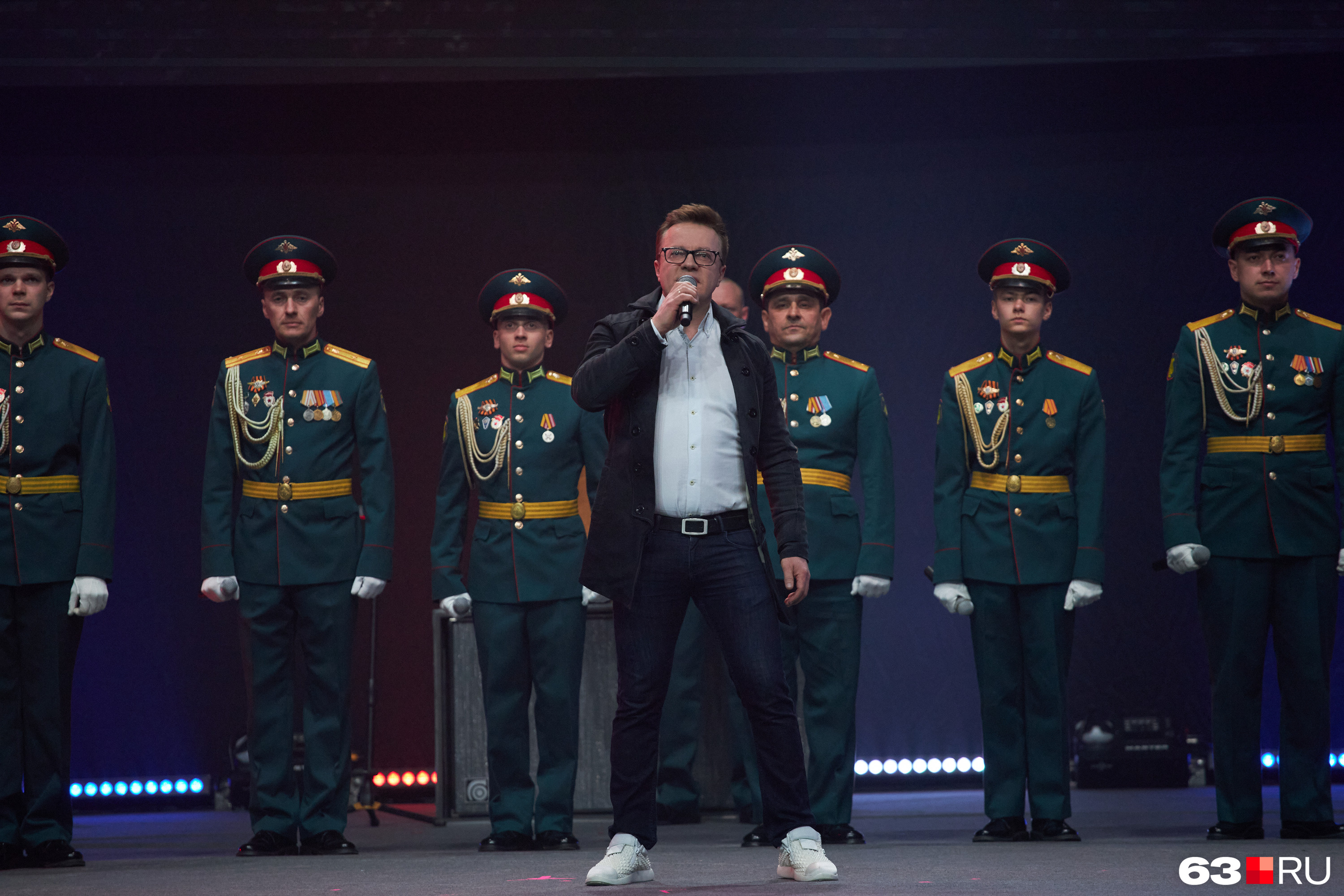 Артист и депутат Сергей Войтенко выступил вместе с хором военнослужащих