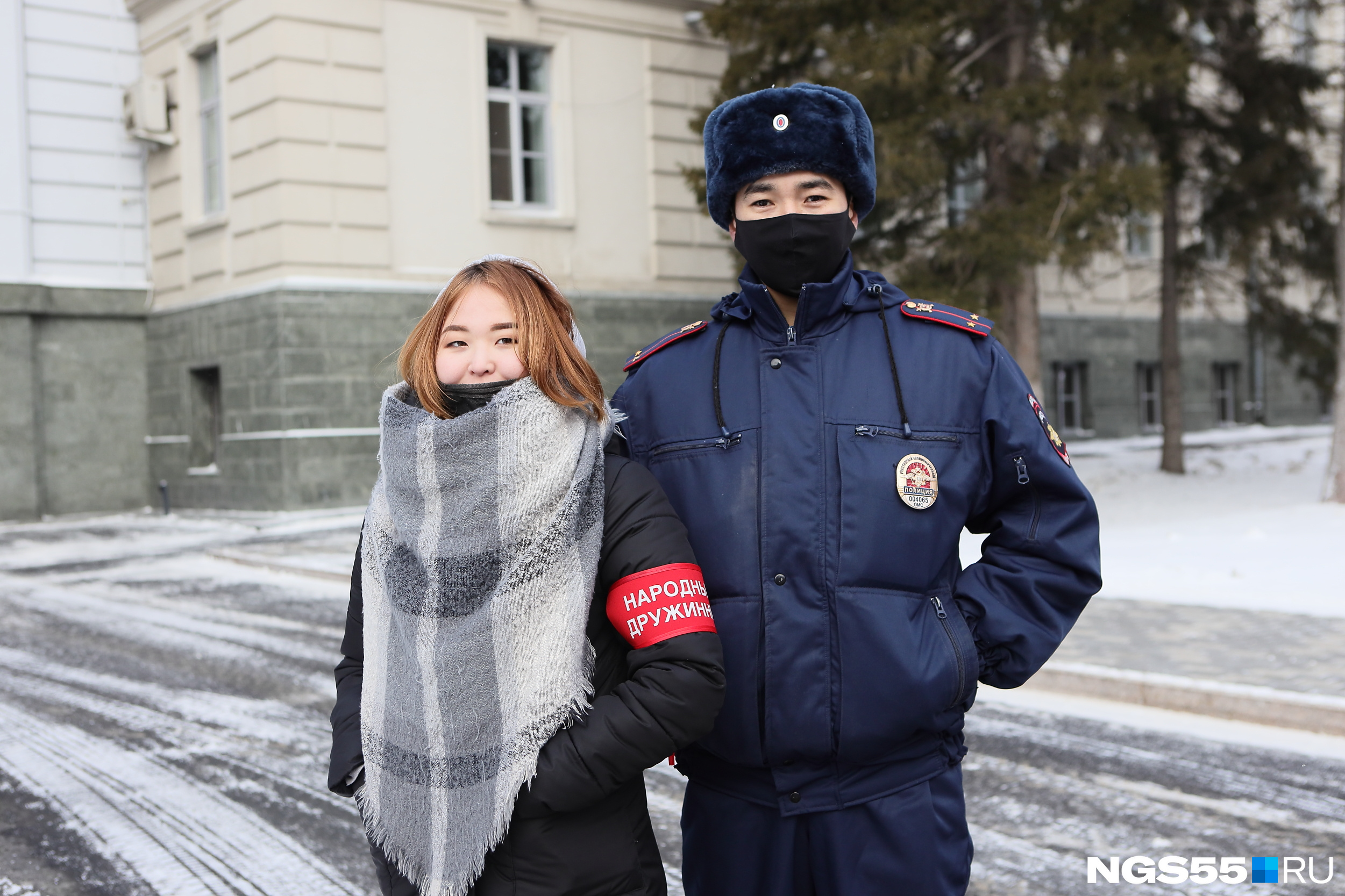 Полицейский и его помощница из народной дружины внимательно следят за вами