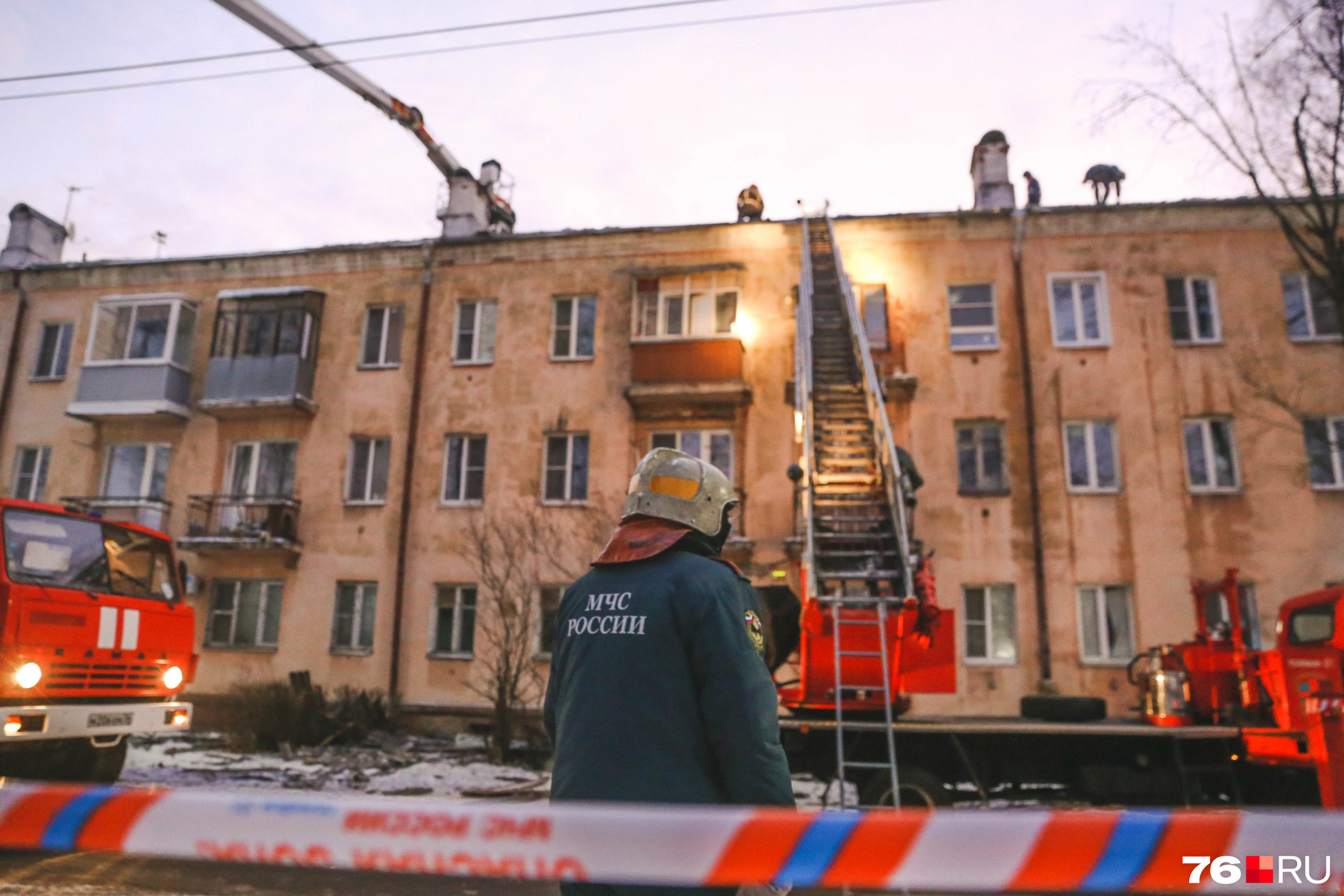 Спасатели оцепили весь дом Спасатели оцепили весь дом