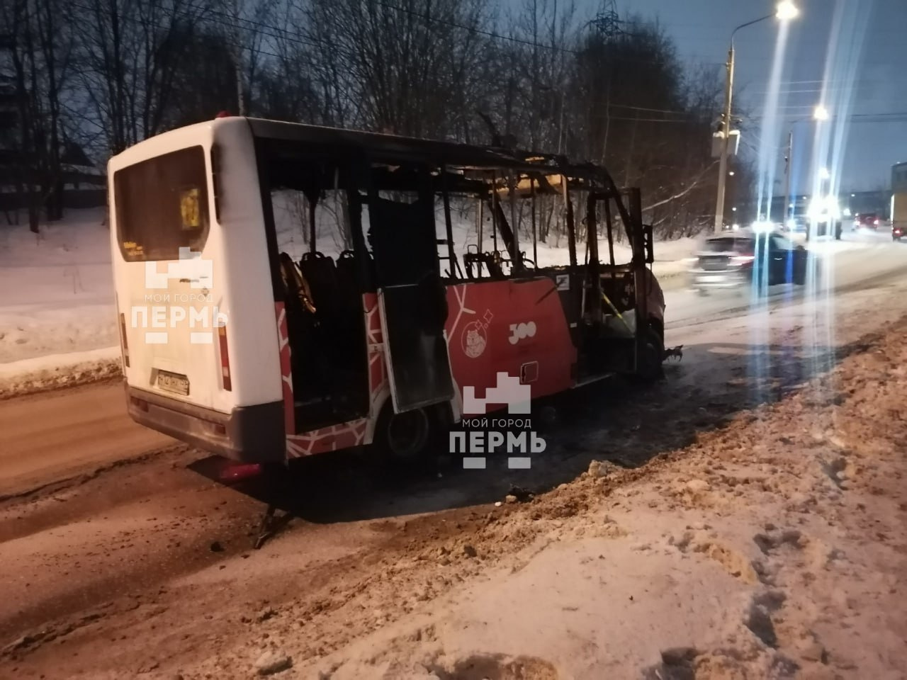 Автобус горел долго и выгорел полностью