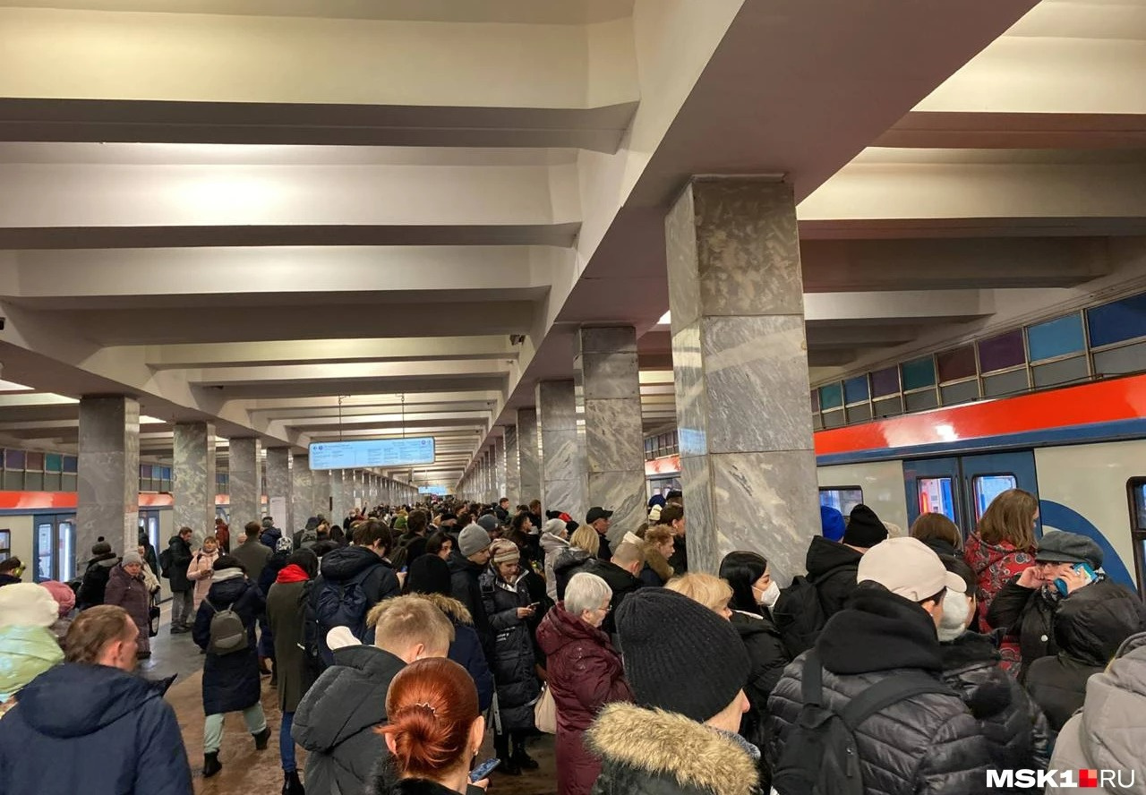 Москва последние новости 1 час назад. Метро Москвы. Метро люди на платформе. Фиолетовая ветка. Фиолетовая ветка метро Москвы.