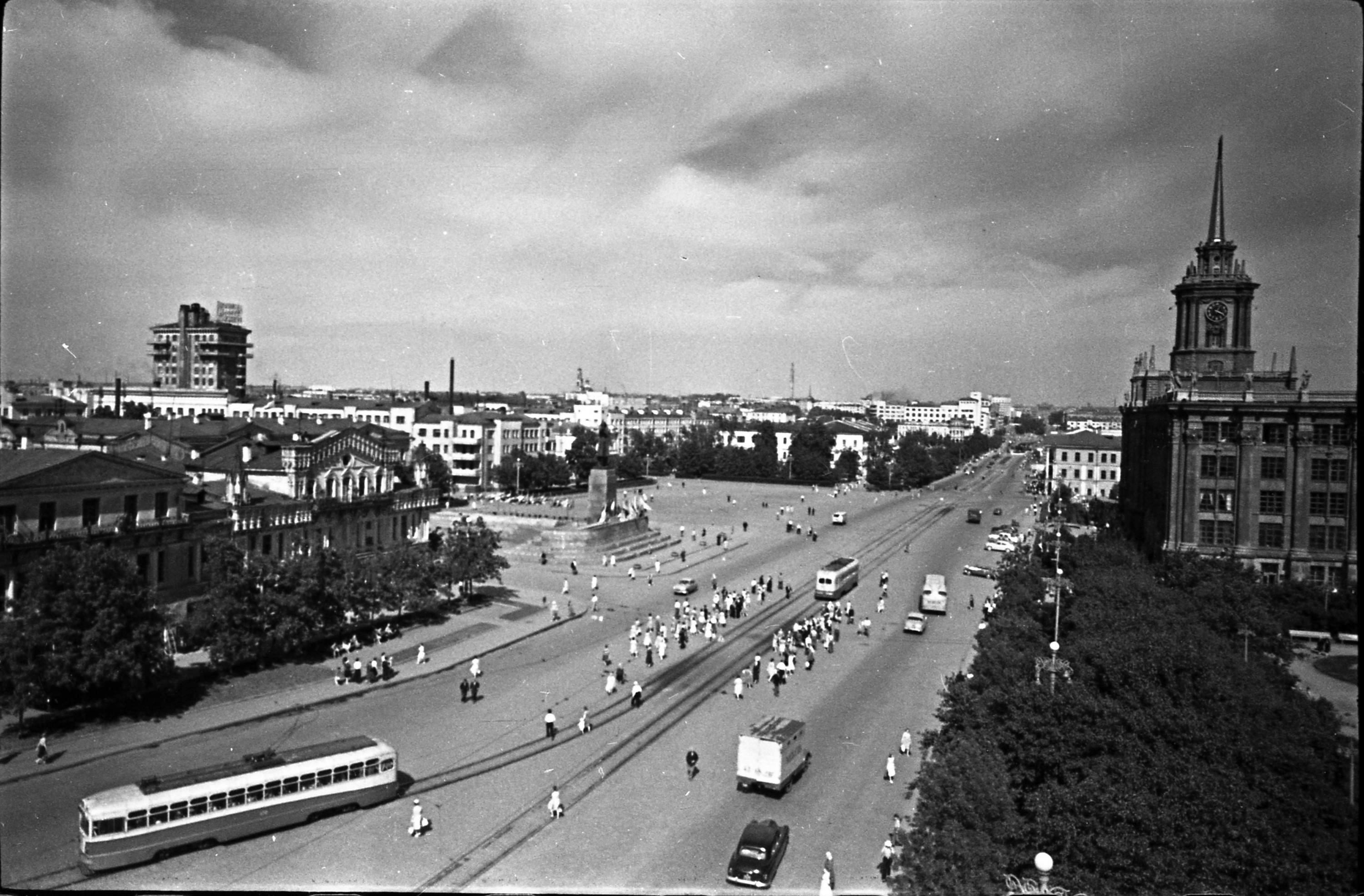 Вжух — и мы в Свердловске: разглядываем современные и архивные фото проспекта Ленина