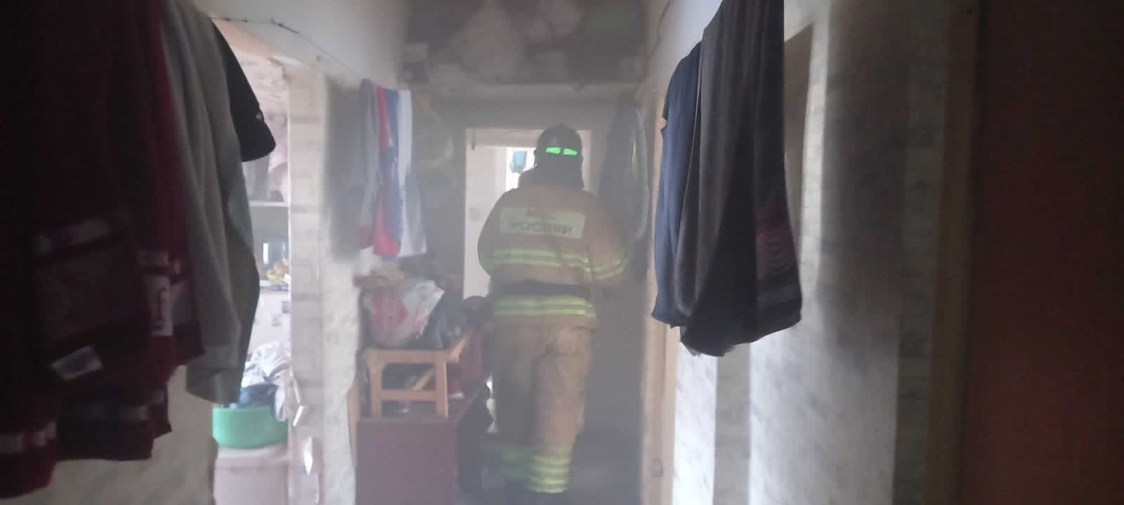 Пожарные боялись, что огонь перекинется на соседние квартиры, поскольку дом с деревянными перекрытиями