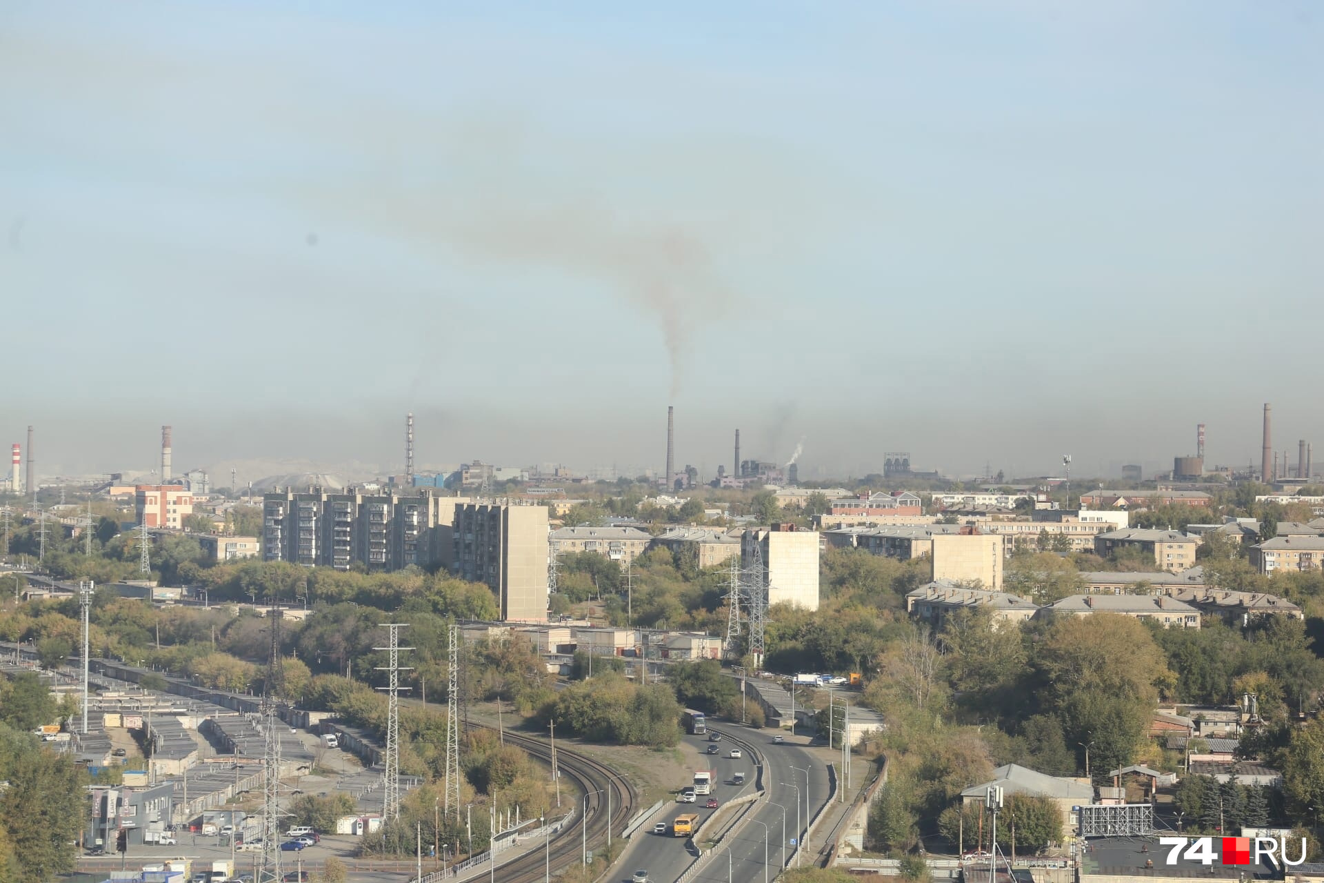 Предприятиям поручили снизить выбросы, но небо над городом всё равно затянуто грязно-серой пеленой
