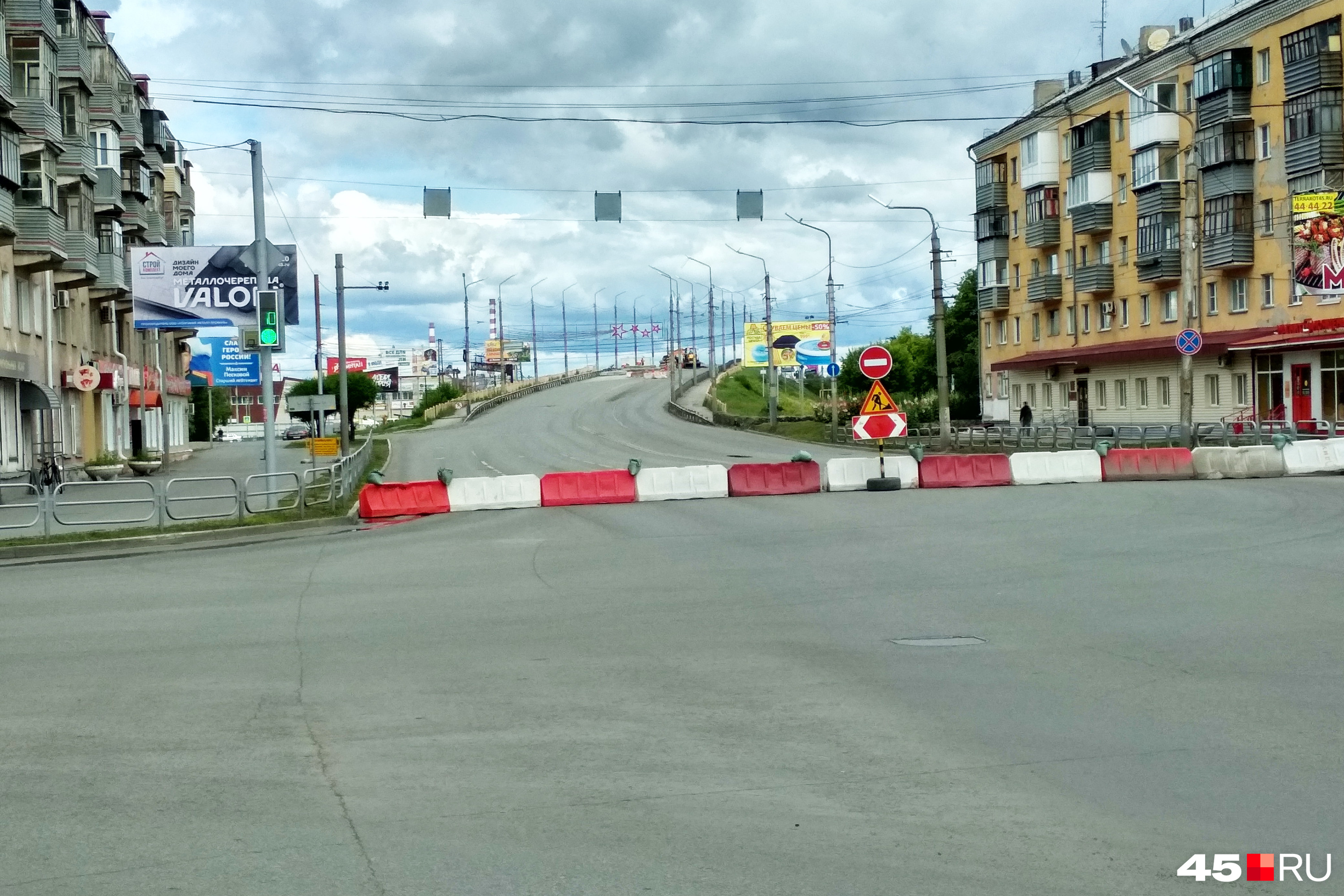 Закрыли дороги. Некрасовский мост Курган. Перекресток дорог фото. Корветовский мост Курган. Набережная Курган 2022.