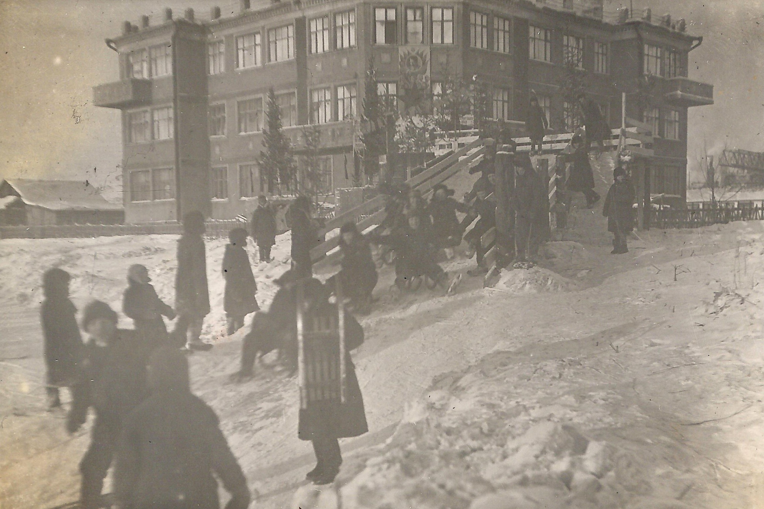 Снимок 1939 года. Снежный городок с горкой и катком рядом с Детским домом культуры (ныне — МФЦ) на улице Рудокопровой Снимок 1939 года. Снежный городок с горкой и катком рядом с Детским домом культуры (ныне — МФЦ) на улице Рудокопровой