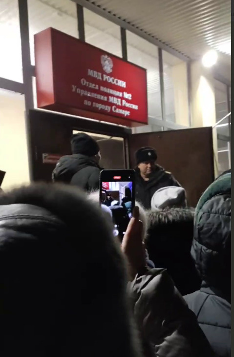 Сторонники Ольги Цукановой пришли к отделу полиции, в который доставили активистку