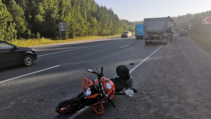 На Пермском тракте мотоциклист влетел в грузовик и попал в больницу с серьезными травмами