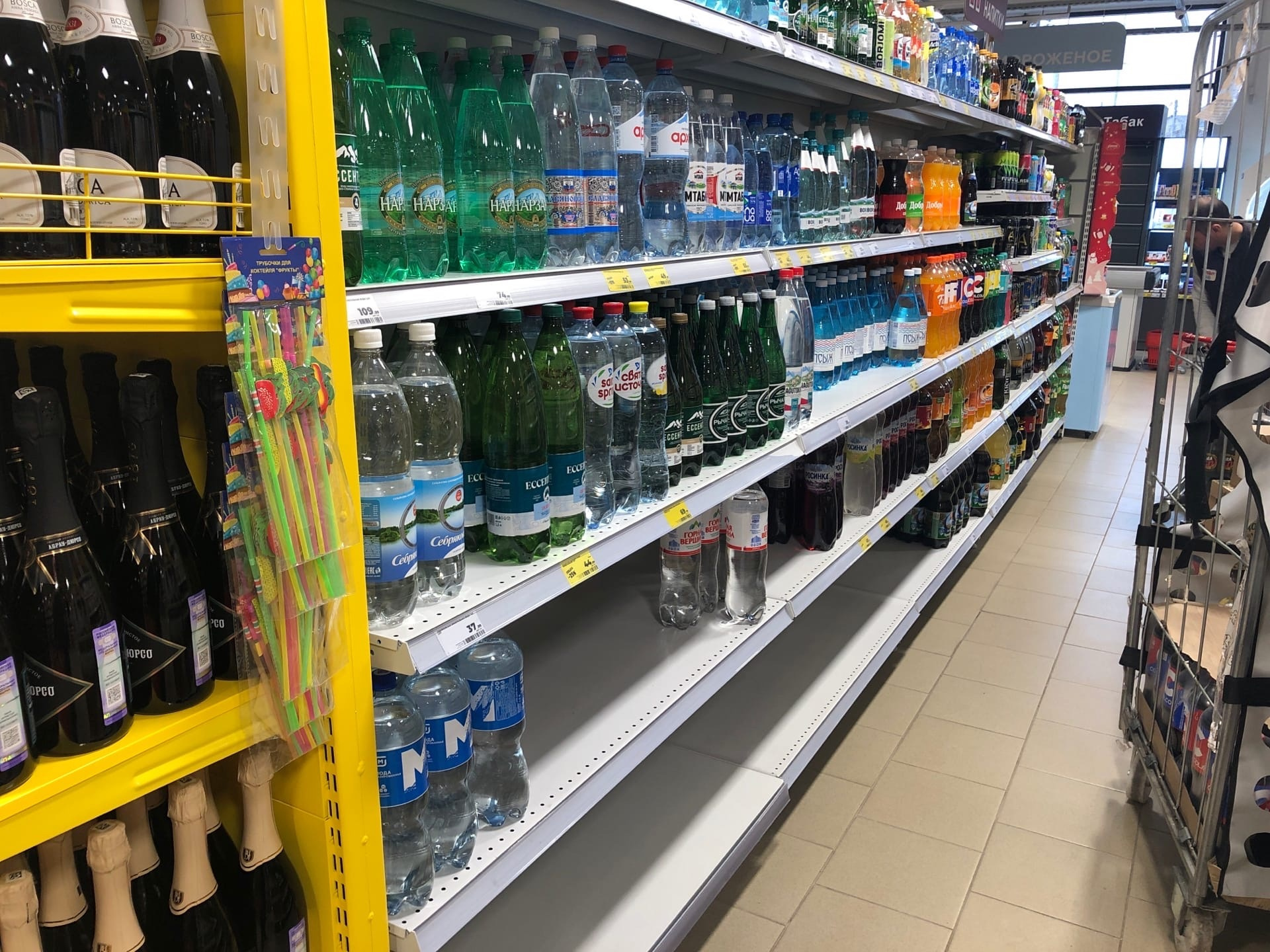Горожане в Кировском районе опустошают полки с водой Горожане в Кировском районе опустошают полки с водой