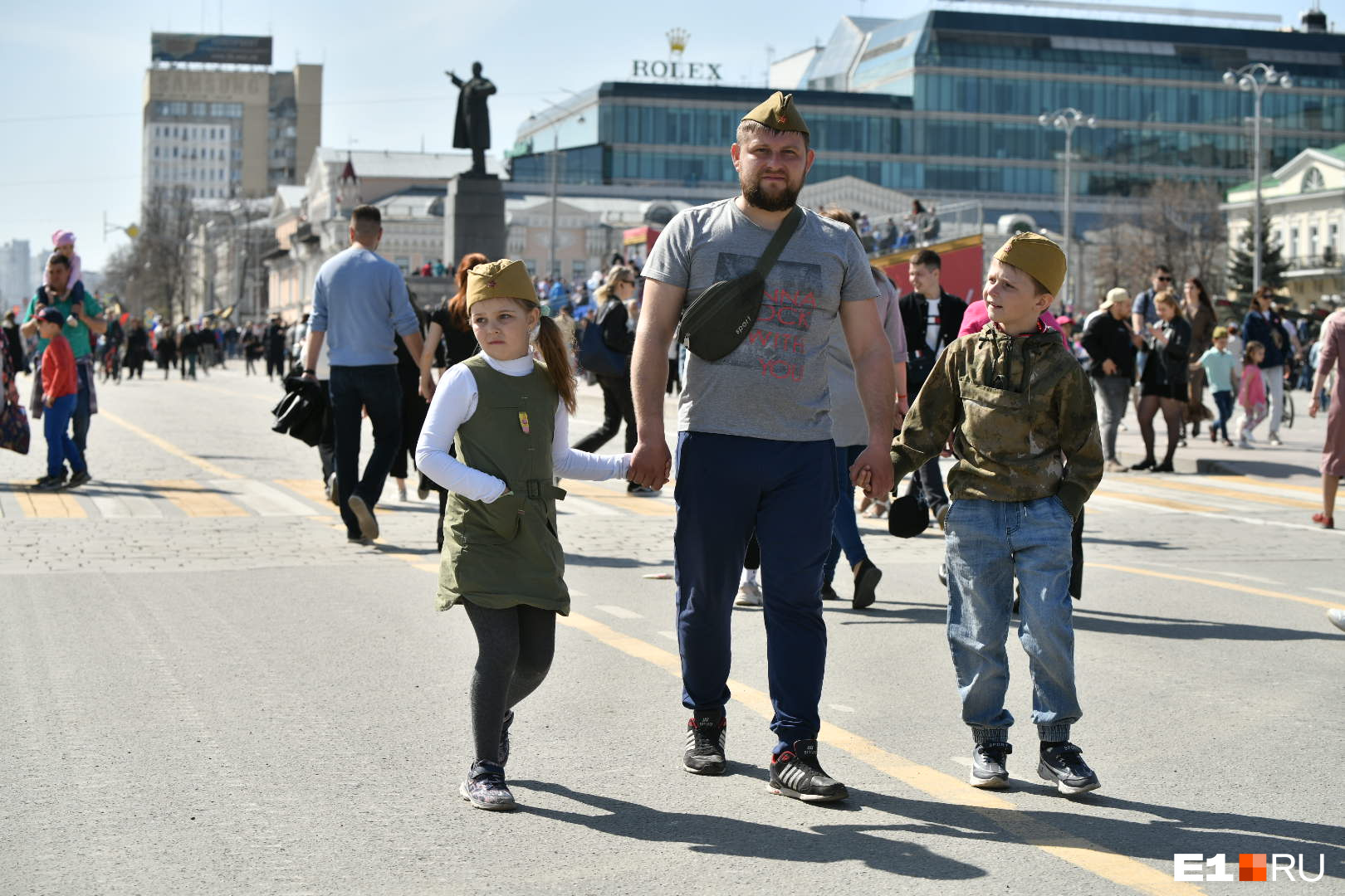 После парада горожане гуляют по Екатеринбургу