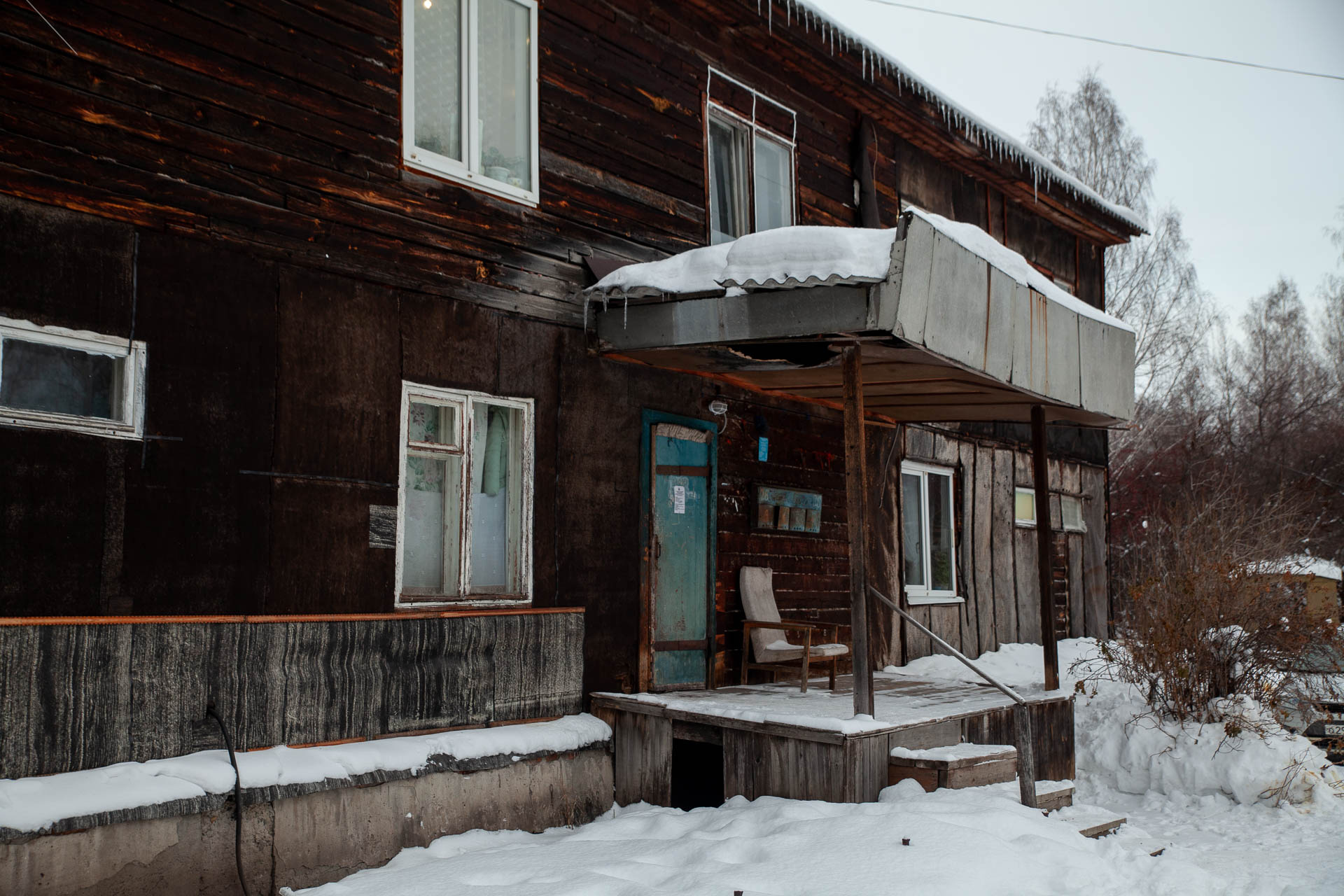 Один из подъездов на Оловянникова — на крыше снег, который не убирали с прошлого года