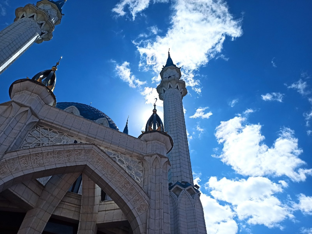 Одна из главных достопримечательностей Казани — мечеть Кул-Шариф Одна из главных достопримечательностей Казани — мечеть Кул-Шариф