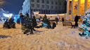 Елки на улице Ленина начали разбирать — их украшала толпа Дедушек Морозов