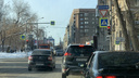 Светофоры взбунтовались. В Новосибирске появились перекрестки, где сразу всем машинам включают красный — узнаём причину