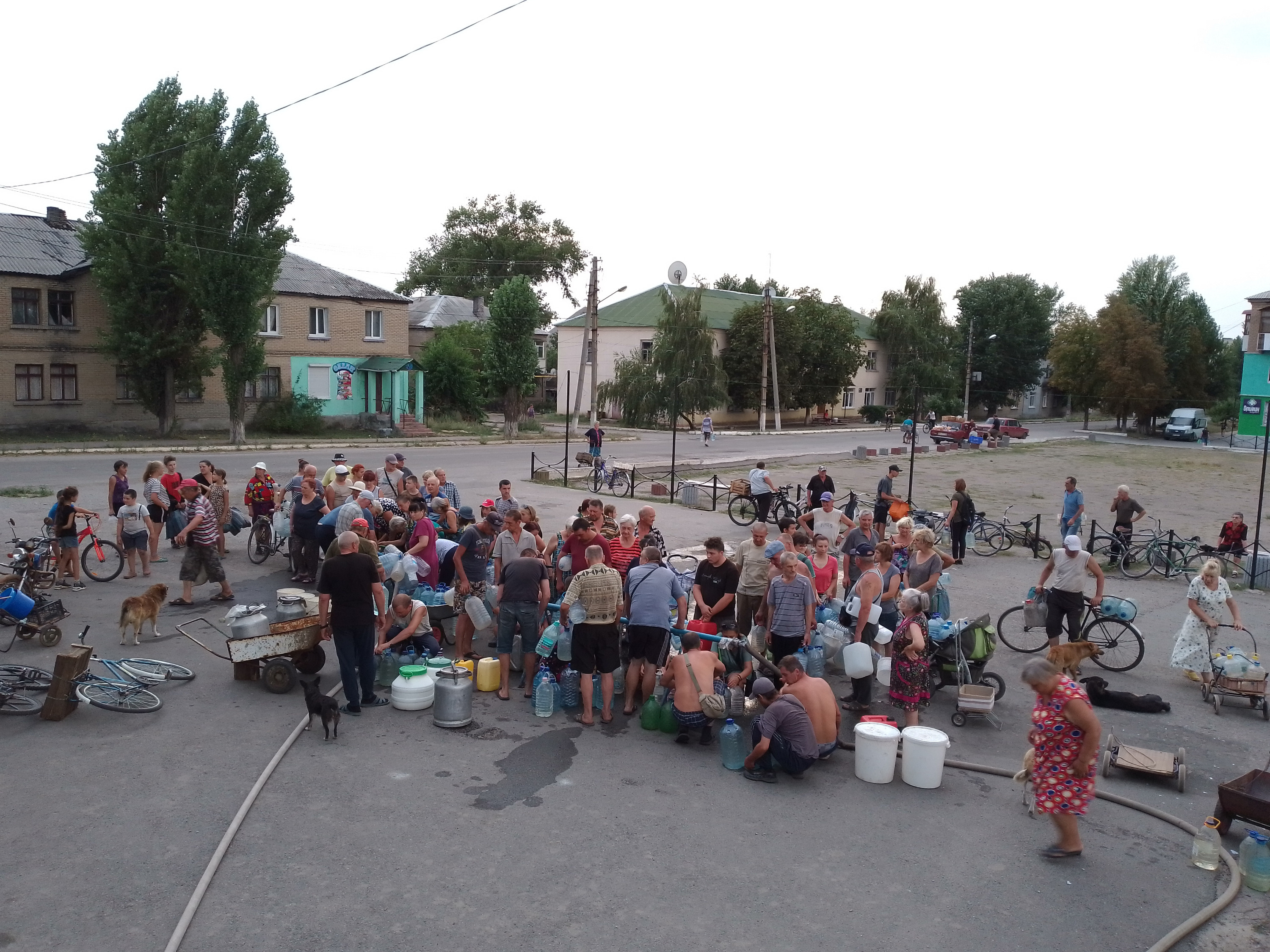 Очередь у водовоза в Приволье Очередь у водовоза в Приволье