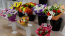 «Денег нет, праздник испорчен»: сибирячка заявила, что цветочный магазин четыре раза снял деньги за букет
