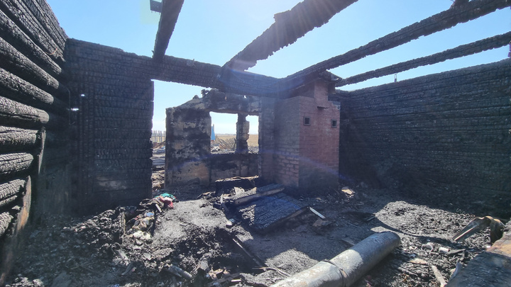 «Пытался спасти двух детей и сгорел»: что осталось от дома в уральском селе, где погибли три человека