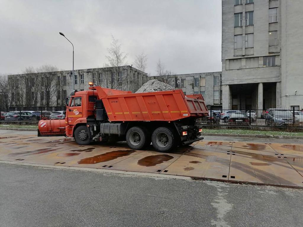 Первый за осень КАМАЗ со снегом приняли снегоплавильные пункты Водоканала в  Петербурге 16 ноября 2022 г. - 16 ноября 2022 - ФОНТАНКА.ру