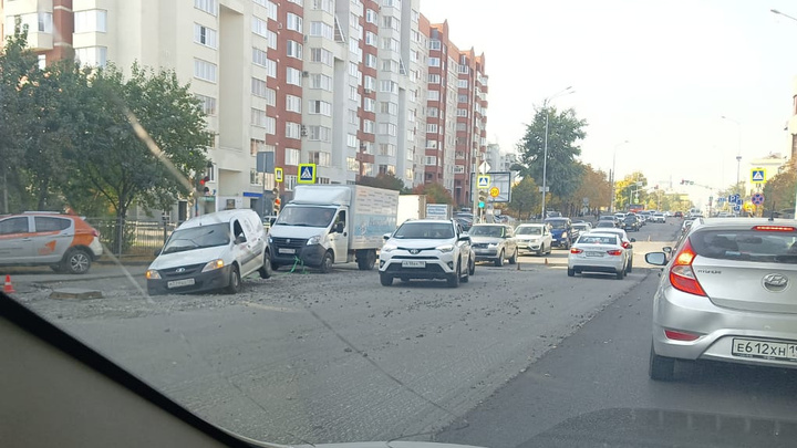 Мэрия Екатеринбурга решила наказать дорожников, из-за которых автомобили провалились в люк