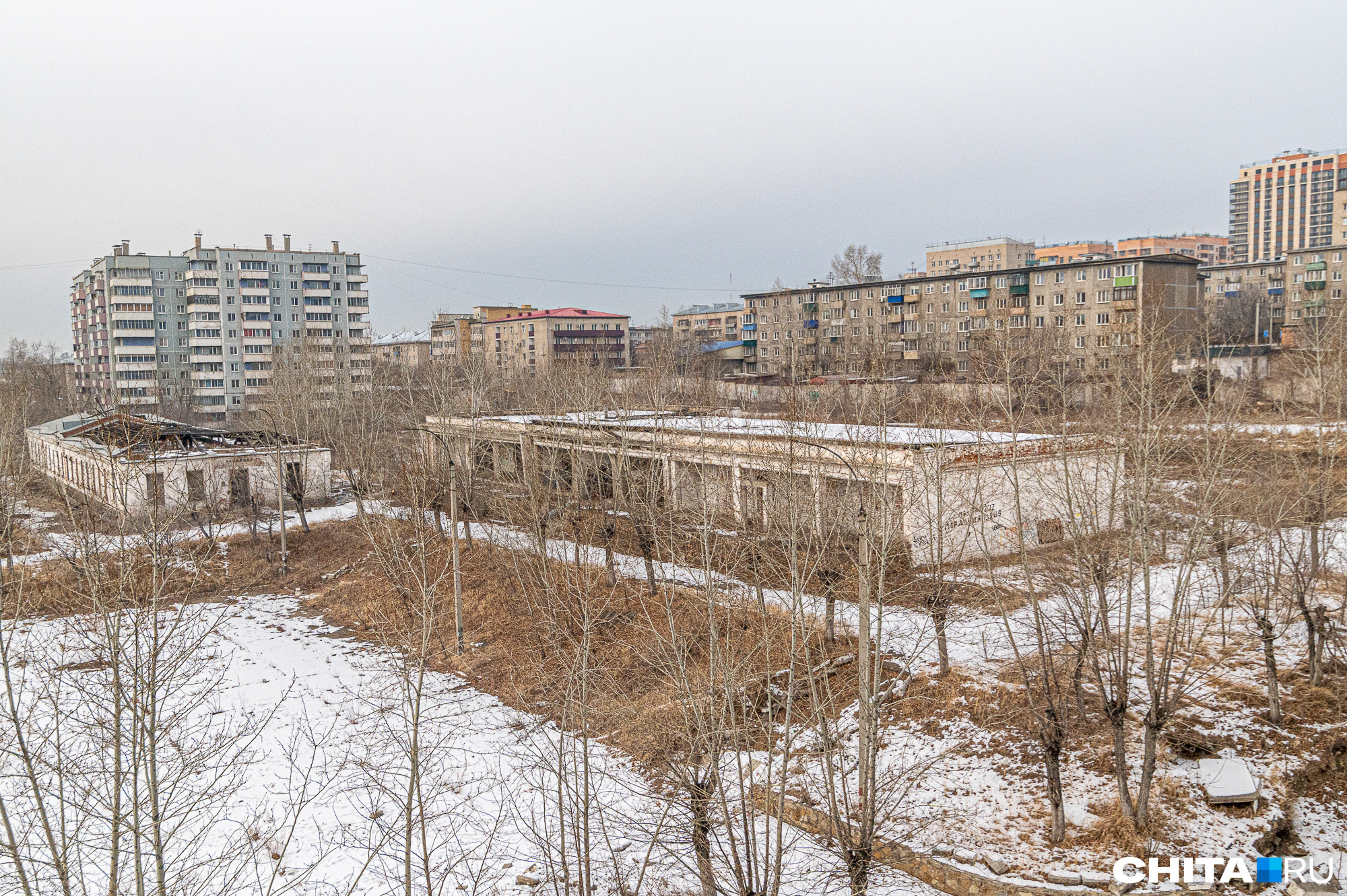На плацу стояли зеркала, или правильнее «отражающие элементы», чтобы солдаты могли поправить обмундирование