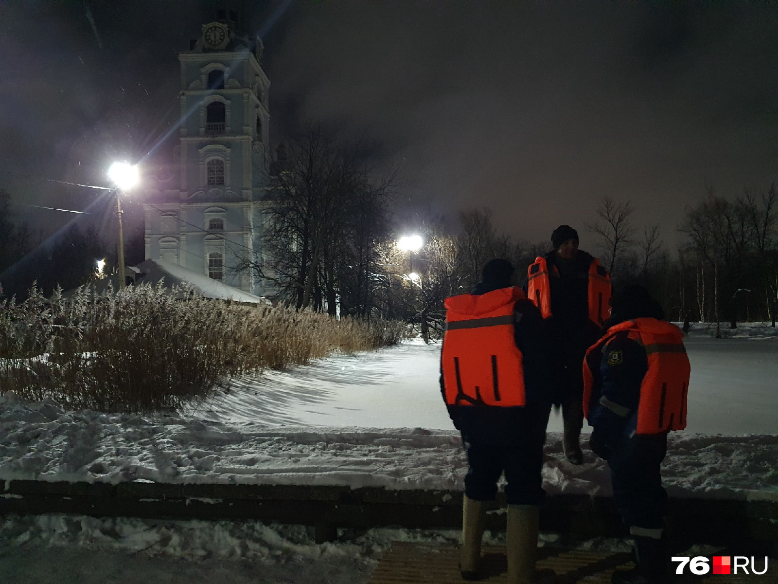 Людей пока собралось не очень много Людей пока собралось не очень много