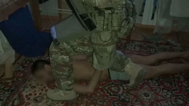 В Свердловской области бойцы ФСБ накрыли ячейку террористов. Эффектное видео
