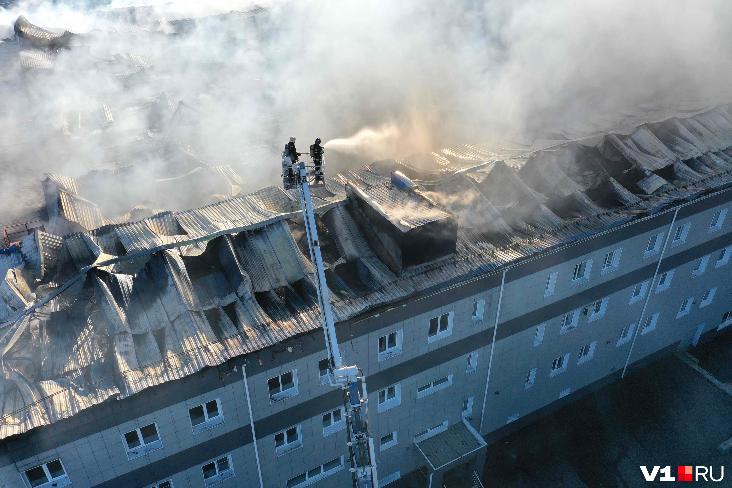 Пожарные тушили крышу здания несколько часов