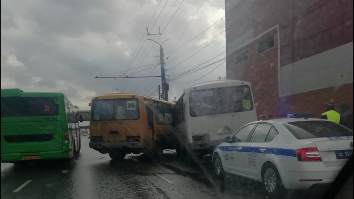 В Челябинске двое взрослых и ребенок пострадали при столкновении двух маршрутных пазиков