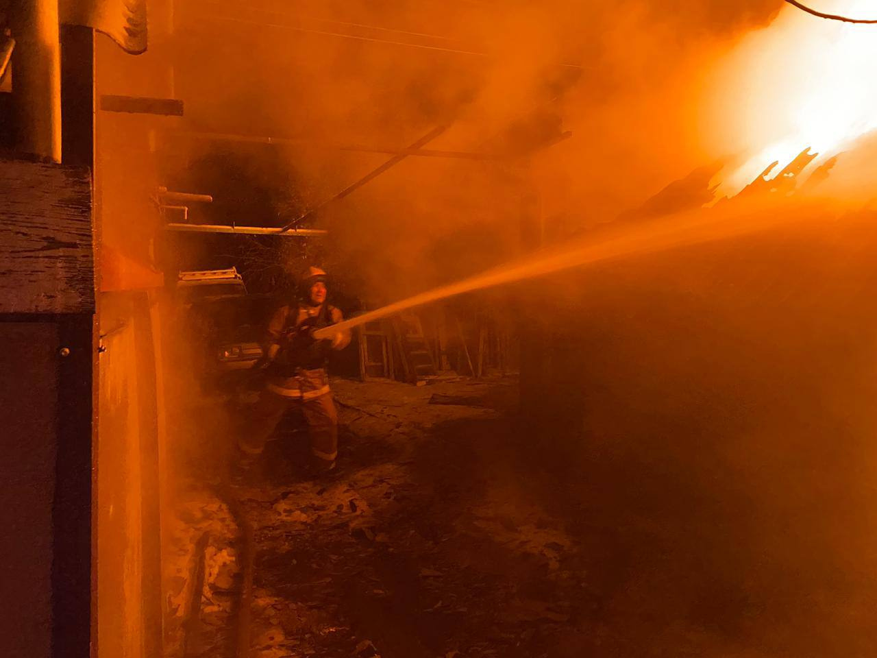 «Пожарные отстаивают соседние здания»: в Большом Истоке вспыхнул частный дом