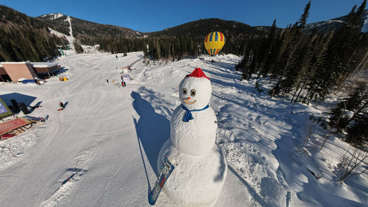 В Шерегеше построили гигантского снеговика. Посмотрите, какой он классный