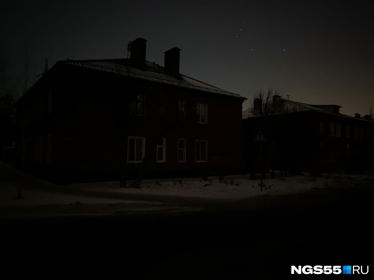 Снег — единственное светлое пятно на темной улице Снег — единственное светлое пятно на темной улице