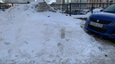 Мэрия назвала удовлетворительной уборку парковки — там лежат огромные кучи снега (и это в самом центре)