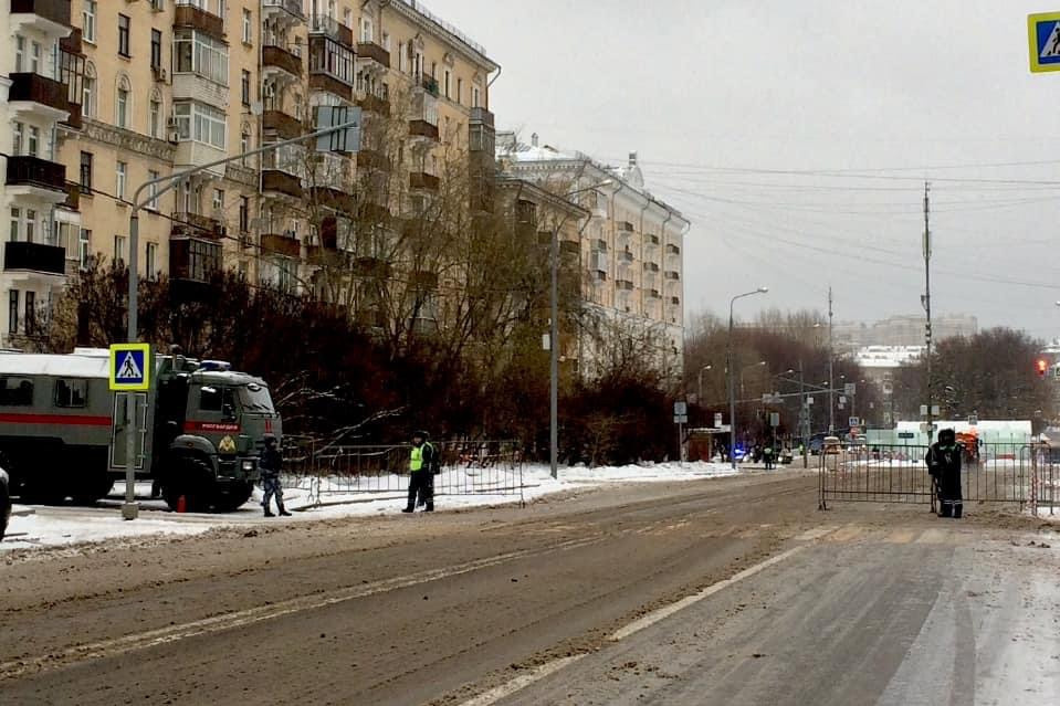 Движение по Новопесчаной улице ограничили. Там дежурили росгвардейцы