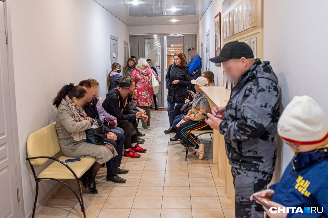 Очередь в ЗАГСе на проспекте Фадеева, 2 Очередь в ЗАГСе на проспекте Фадеева, 2