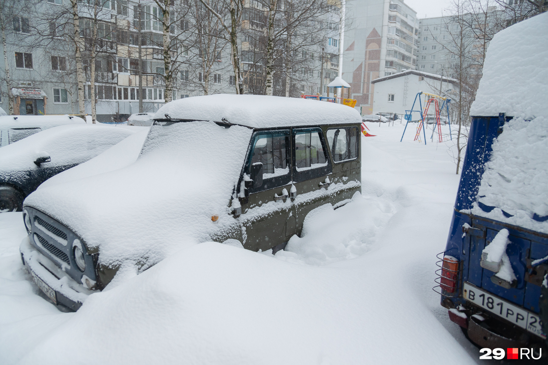 20 снега. Сугробы в мае. 20 снега. Питер завалило снегом. Машина во дворе зима.
