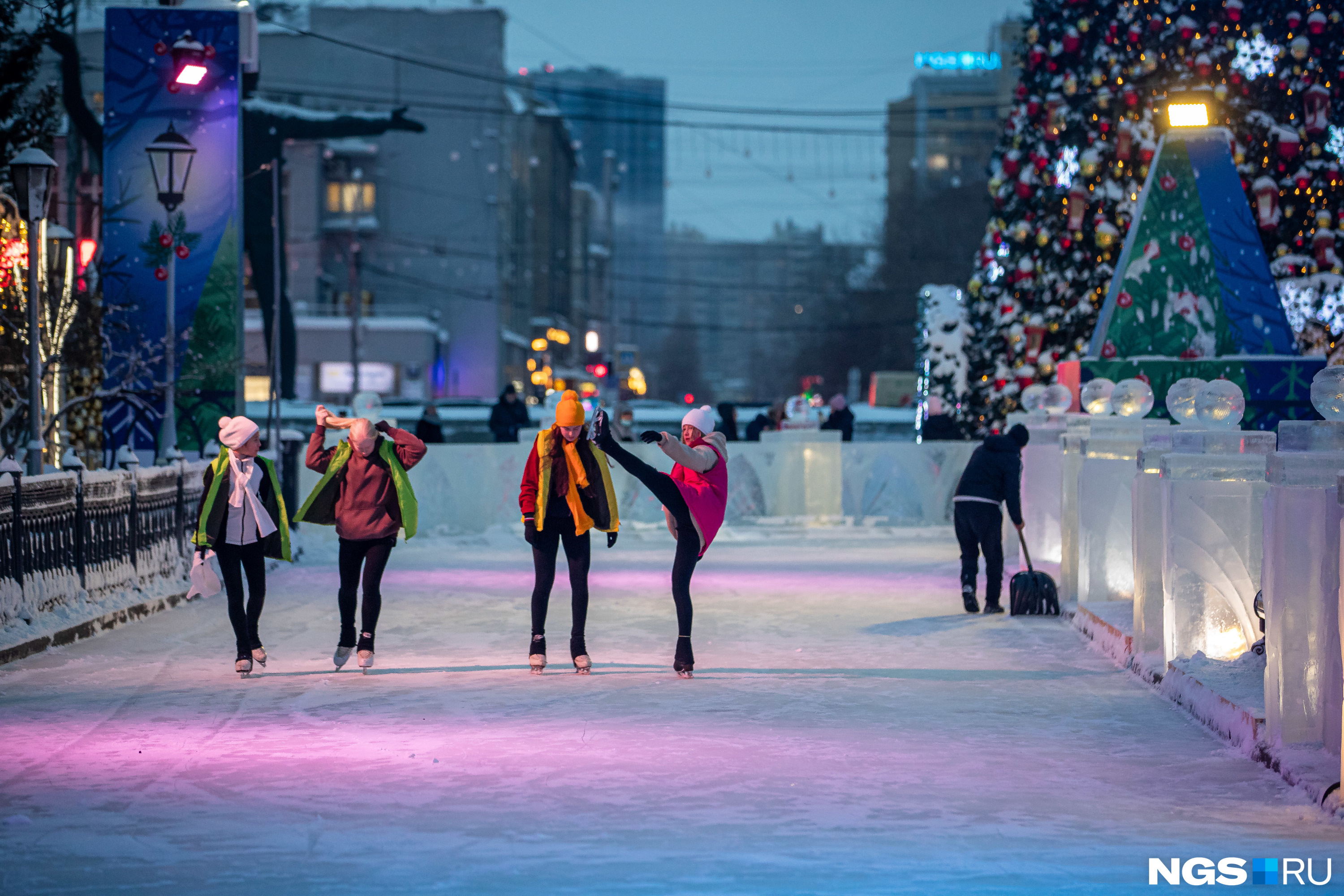 Каток в Новосибирске 2022. Городской каток Новосибирск. Центральный каток Новосибирск. Знаменитый каток в Новосибирске.