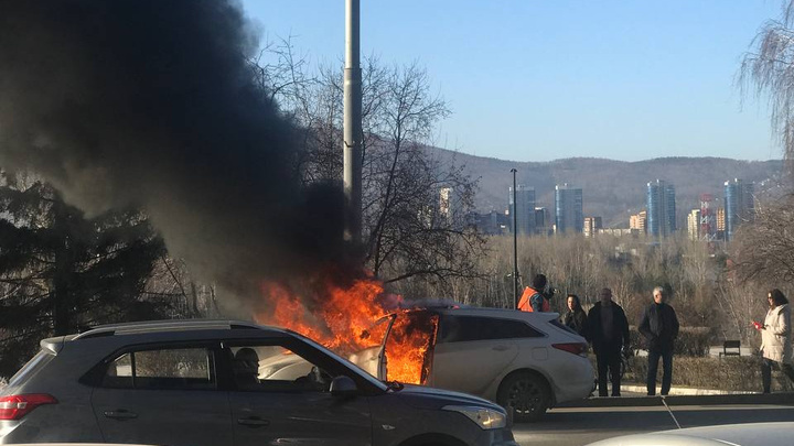 Возле ЗАГСа на Дубровинского на дороге вспыхнул Hyundai
