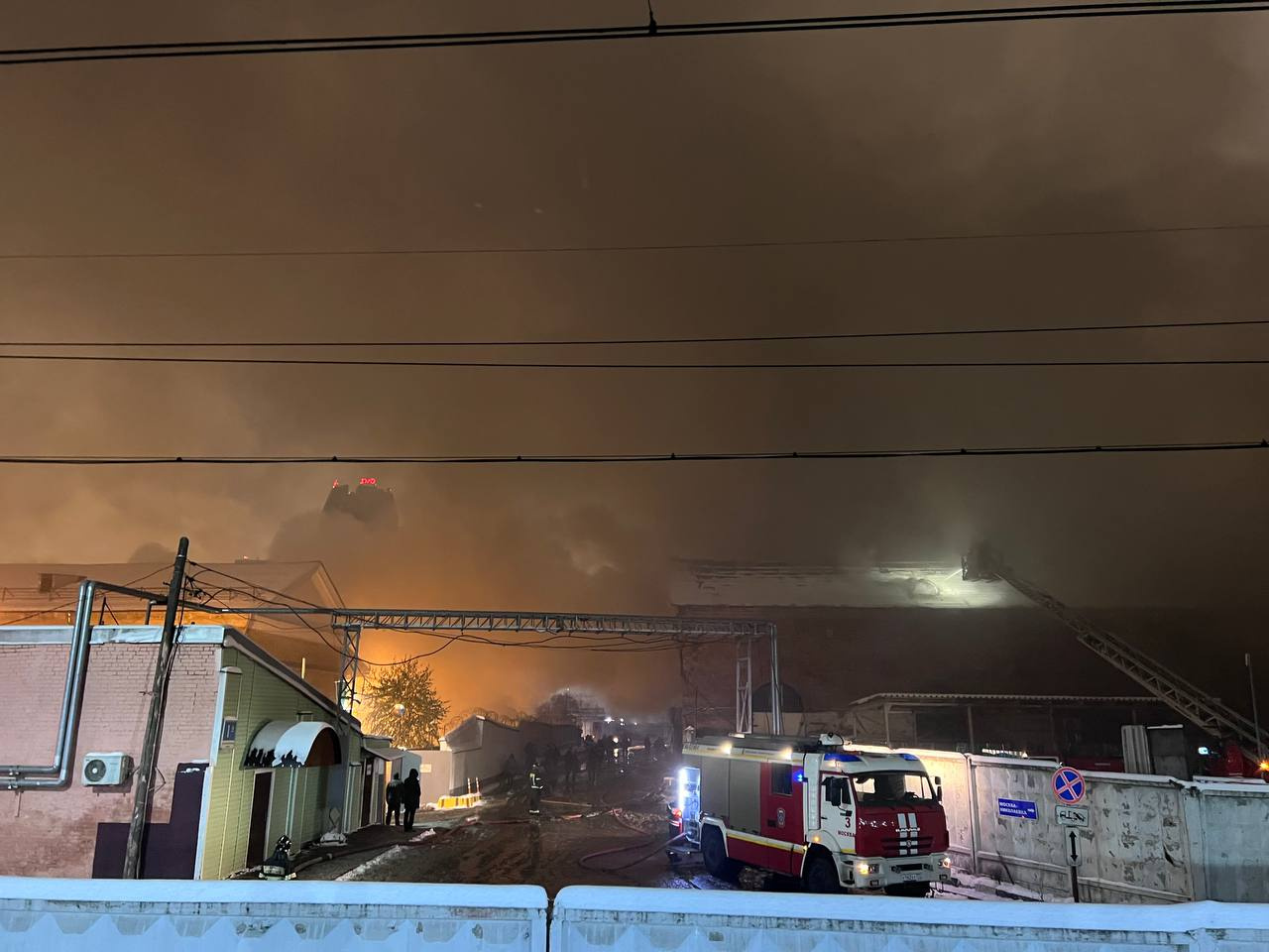 Пожар в москве сейчас 1 час назад. В Москве горит вокзал. Пожар на вокзале Москва. Пожар в Москве сейчас. Пожар на складе Ленинградского вокзала.