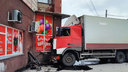 Фургон Volvo протаранил жилой дом на Титова в Новосибирске: кабина разбилась всмятку