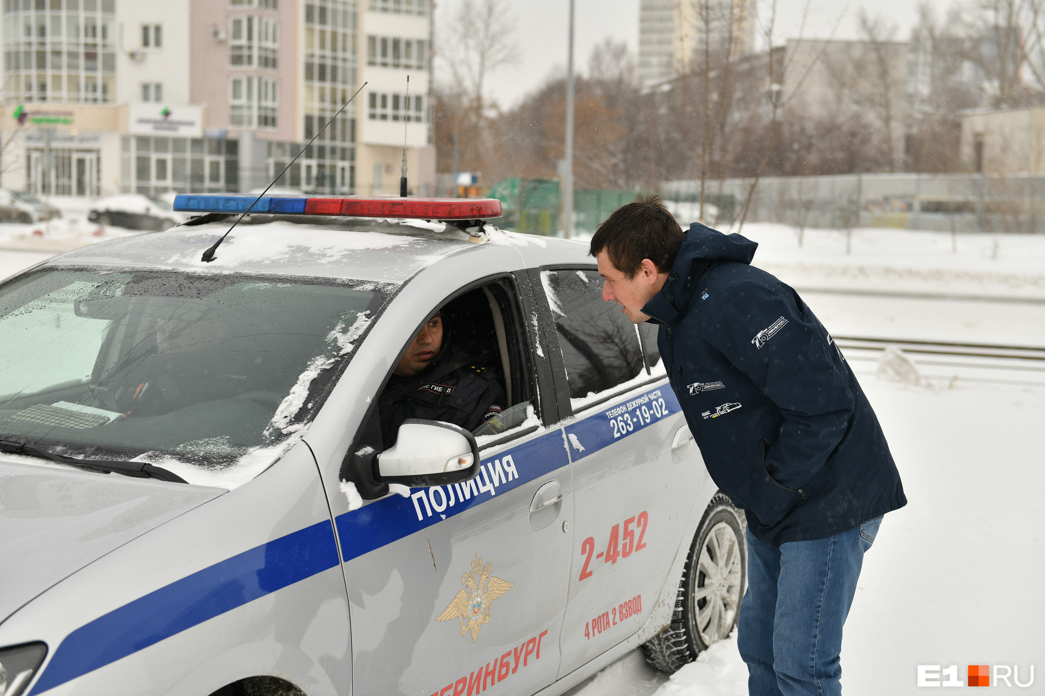 Гонщик Сергей Карякин выясняет, почему полиция не хочет сопровождать автопробег